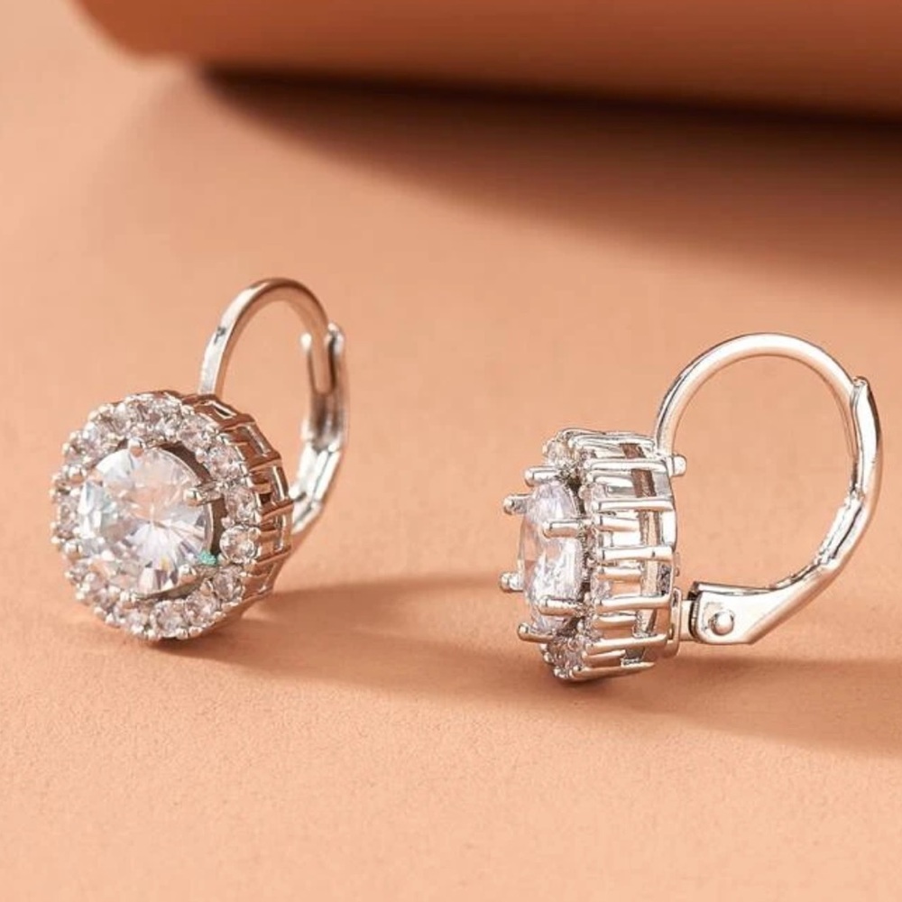 New Beautiful Round Diamond studs - Picture 3 of 4